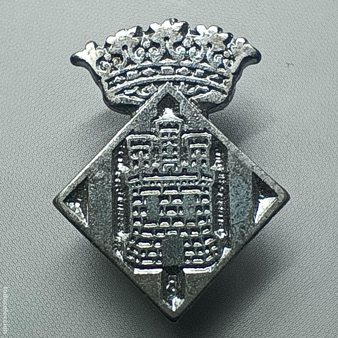 Pins de colecci&oacute;n: Pin Ayuntamiento de Castell&oacute;n de la Plana &ndash; escudo met&aacute;lico plateado