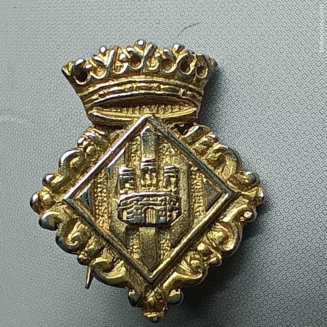 Pins de colecci&oacute;n: Pin Ayuntamiento de Castell&oacute;n de la Plana &ndash; escudo met&aacute;lico dorado en relieve