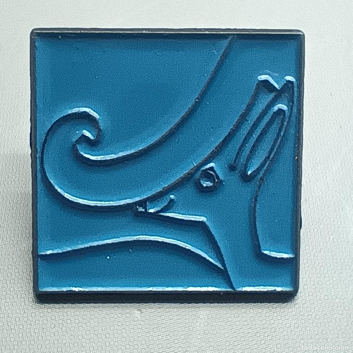 Pins de colecci&oacute;n: Pin corporativo &ndash; s&iacute;mbolo geom&eacute;trico azul &ndash; relieve art&iacute;stico