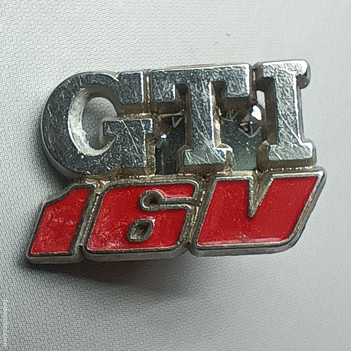 Pins de colecci&oacute;n: Pin GTI 16V &ndash; emblema met&aacute;lico rojo y cromado &ndash; serie deportiva autom&oacute;vil