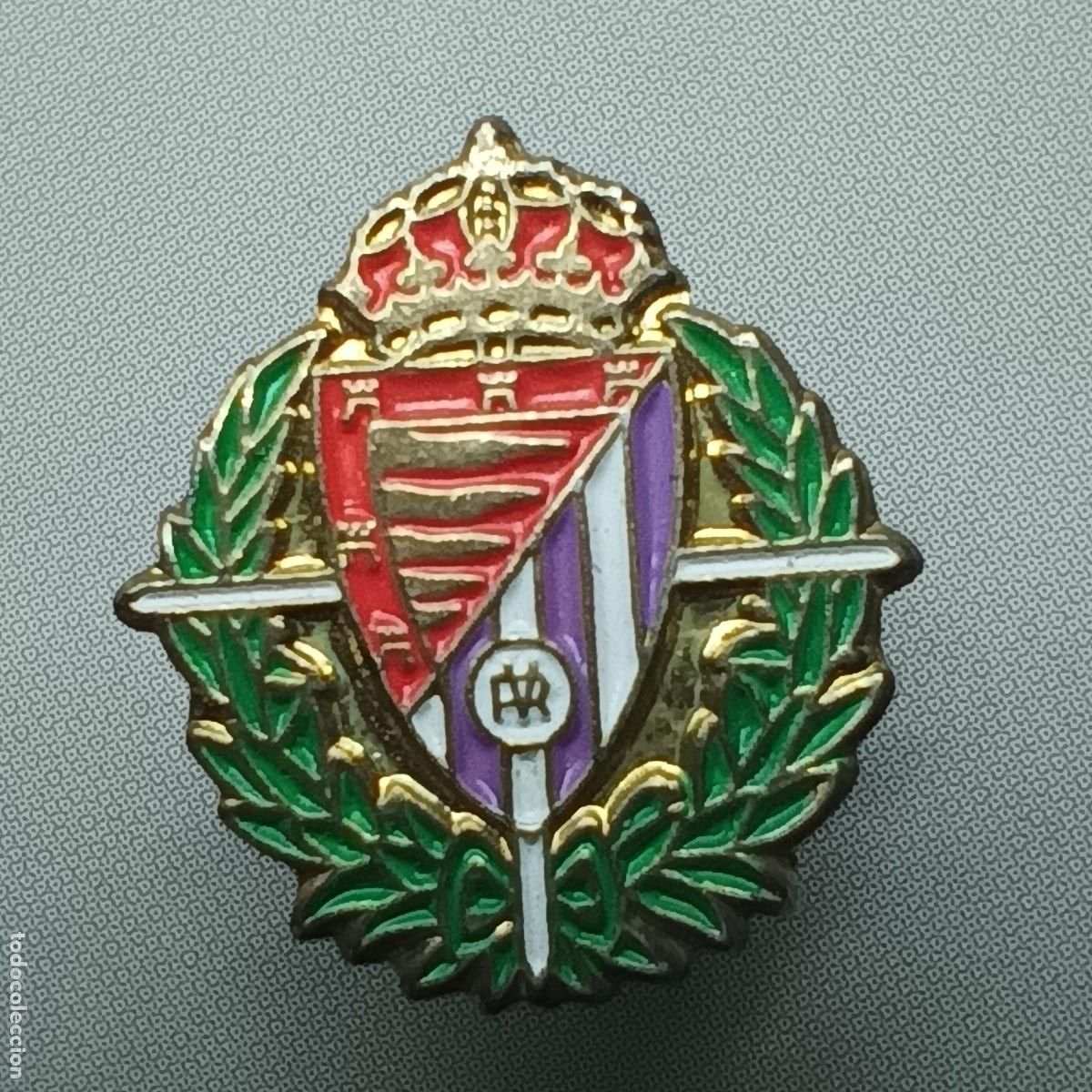 Pins de colecci&oacute;n: Pin Real Valladolid C.F. &ndash; escudo oficial &ndash; colores morados y blancos