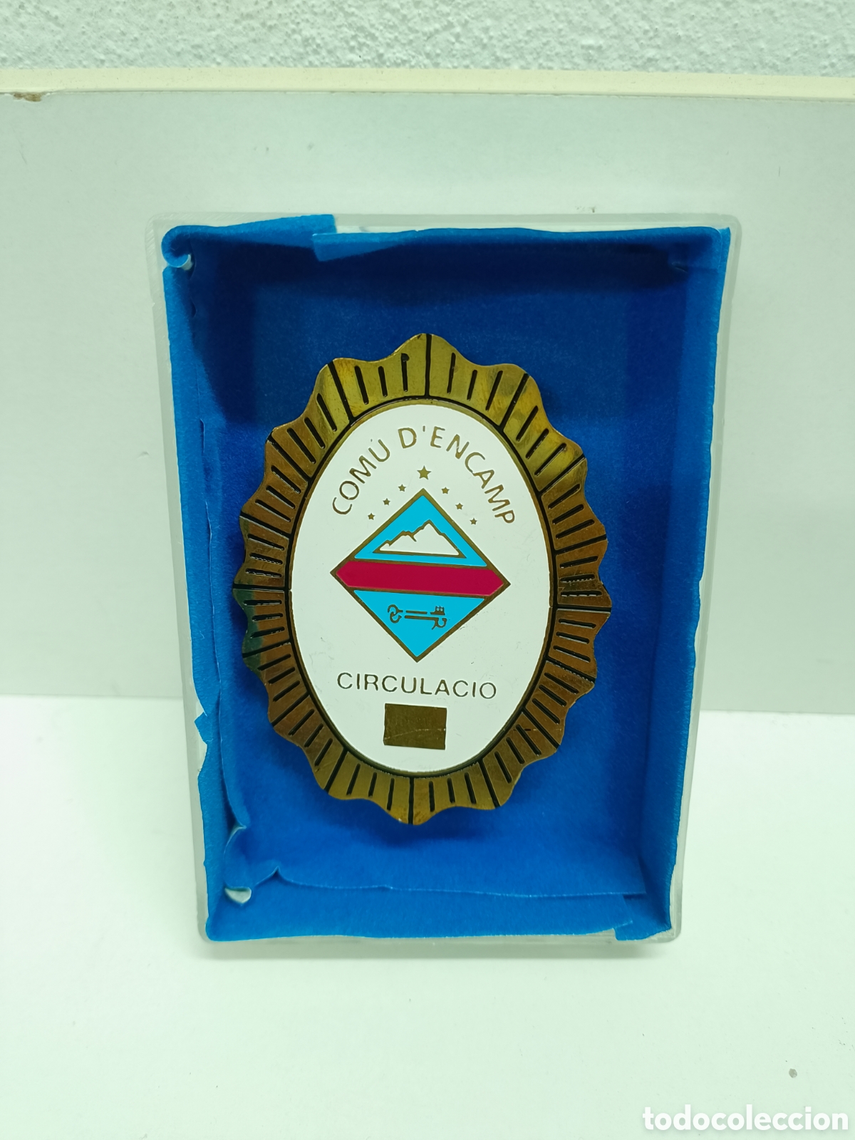 Pins de colecci&oacute;n: insignia o placa de solapa antigua del Servei de Circulaci&oacute; del Com&uacute; d'Encamp (Andorra).