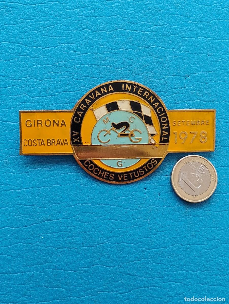 Pin's de collection: ANTIGUA INSIGNIA XV CARAVANA INTERNACIONAL COCHES VETUSTOS - GIRONA COSTA BRAVA SETEMBRE 1978