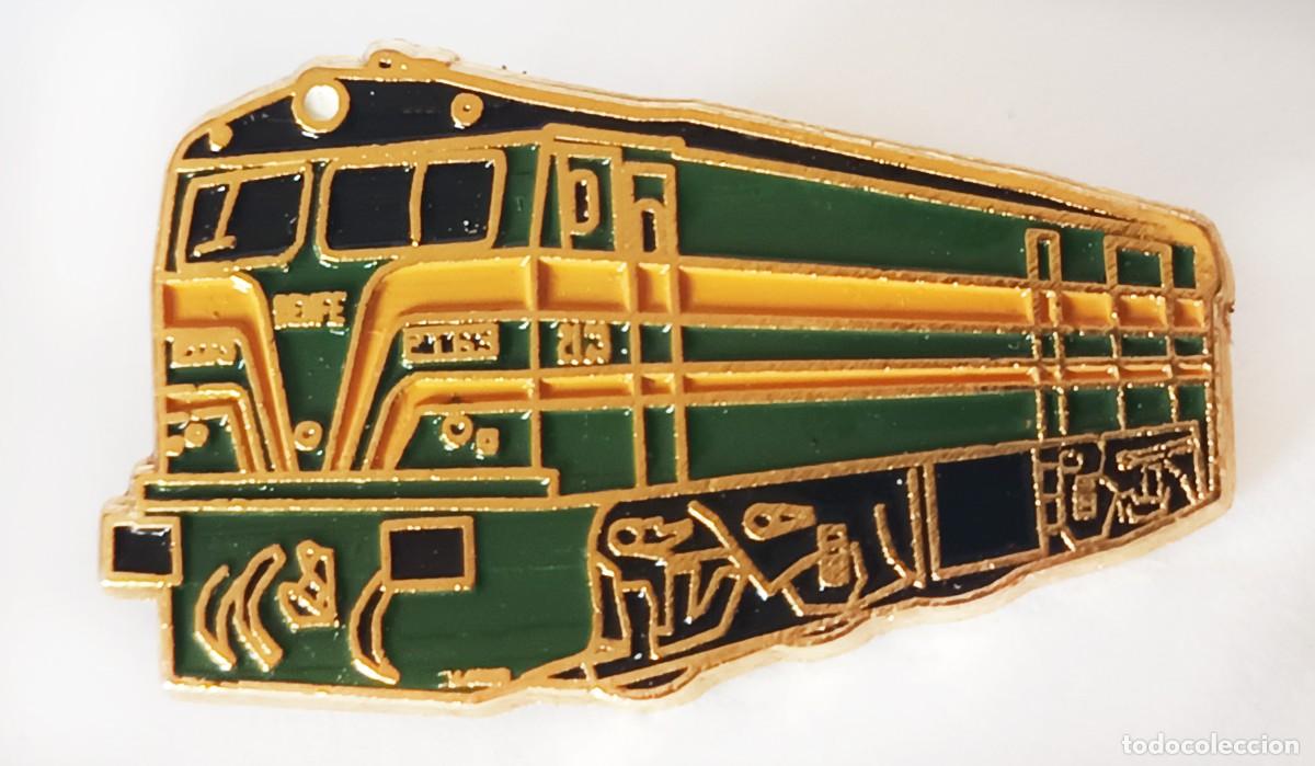 Pins de colecci&oacute;n: PIN METALICO DE SOLAPA LOCOMOTORA DIESEL SERIE 333 DE RENFE 3 X 2 CM MUY ESCASO