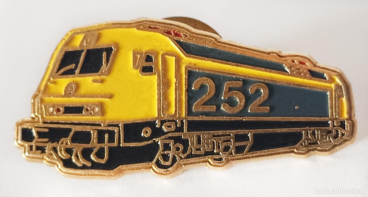 Pins de colecci&oacute;n: PIN METALICO DE SOLAPA LOCOMOTORA SERIE 252 DE RENFE 3 X 1,5 CM MUY ESCASO