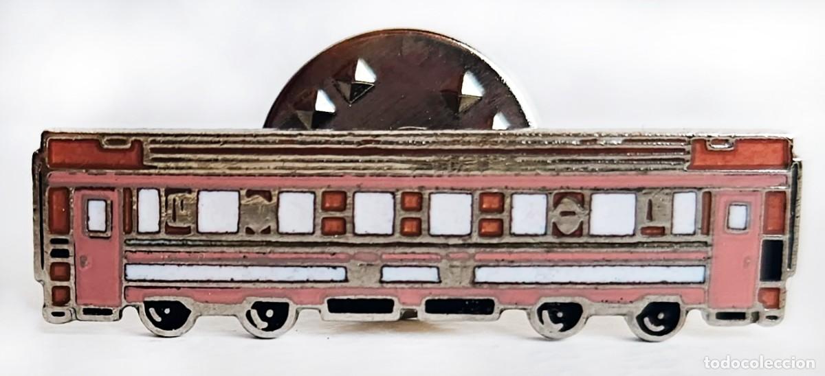Pins de colecci&oacute;n: PIN METALICO DE SOLAPA COCHE DE PASAJEROS SERIE 8000 DE RENFE 3 X 0,6 CM MUY ESCASO