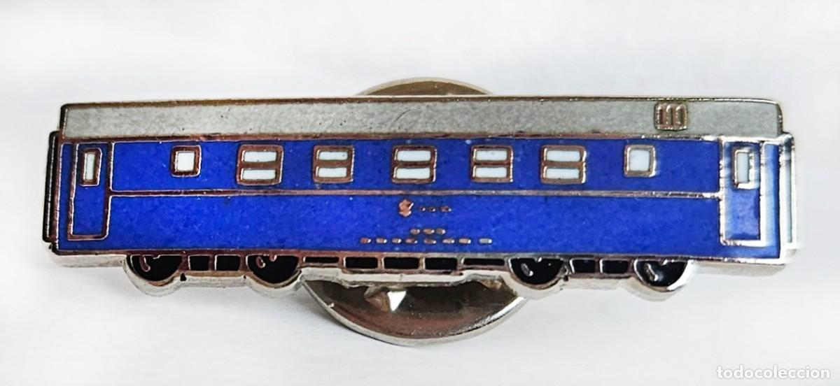 Pins de colecci&oacute;n: PIN METALICO DE SOLAPA COCHE CAMAS CLASICO DE RENFE 3 X 0,6 CM MUY ESCASO