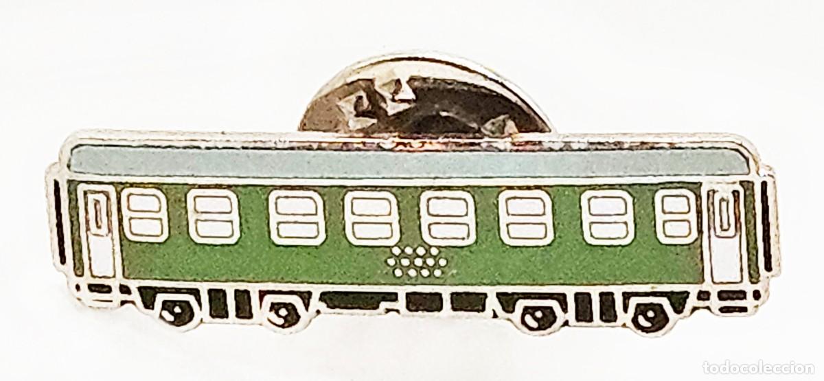 Pins de colecci&oacute;n: PIN METALICO DE SOLAPA COCHE CAMAS CLASICO DE LA SERIE T-2 DE RENFE 3 X 0,6 CM MUY ESCASO