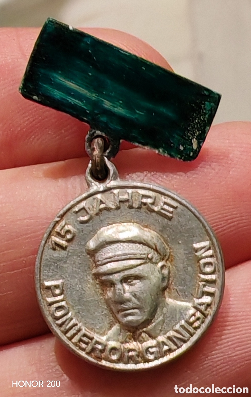 Pins de colecci&oacute;n: Pin RDA Alemania - 15 Aniversario Fundaci&oacute;n de Pioneros. Ernst Th&auml;lmann. Juventud Libre Alemana 1963