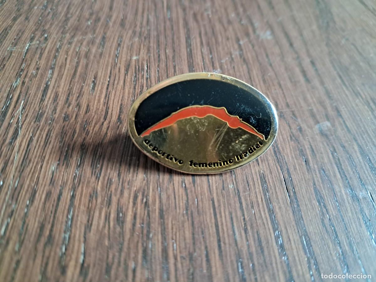 Pins de colecci&oacute;n: pin de publicidad, deportivo femenino Iradier.