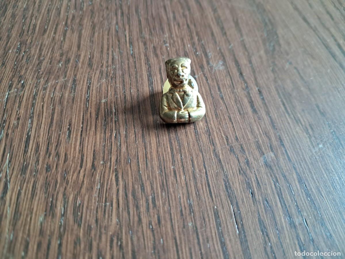 Pins de colecci&oacute;n: pin de metal, figura de un se&ntilde;or.