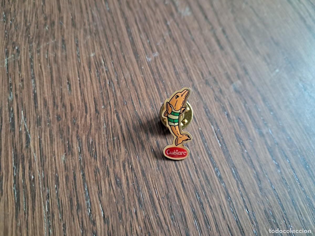 Pins de colecci&oacute;n: pin de publicidad, delf&iacute;n, galletas Cu&eacute;tara.