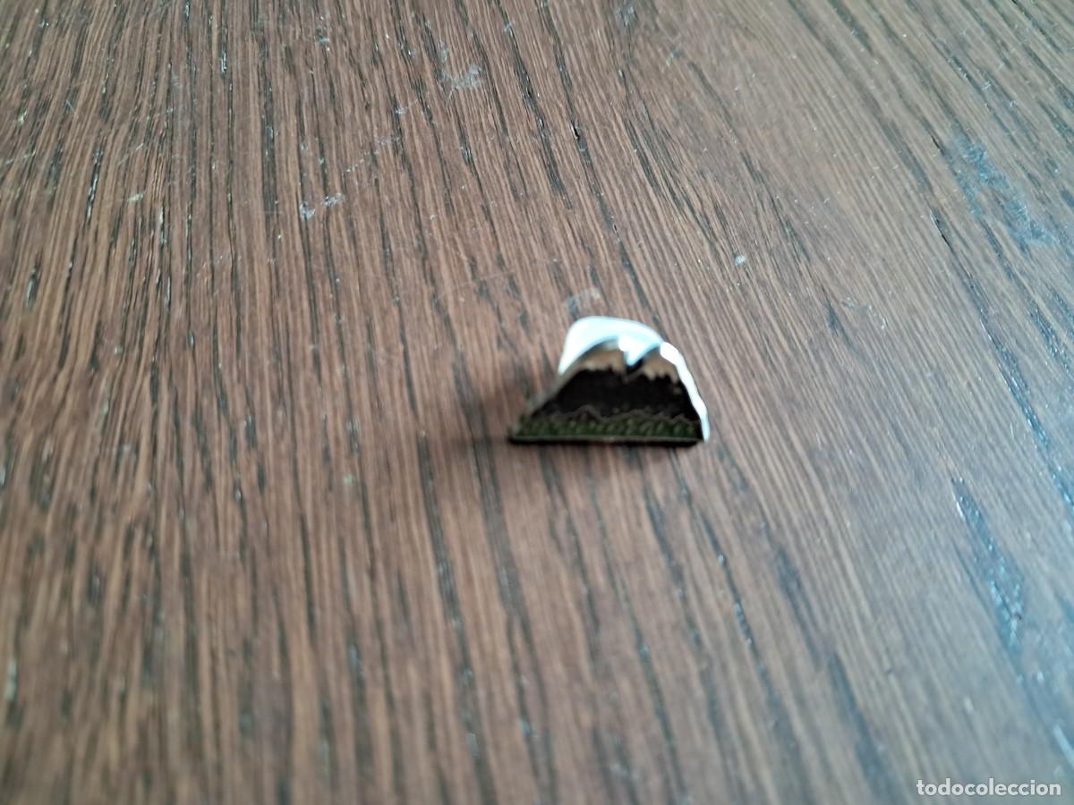 Pins de colecci&oacute;n: pin de metal, monta&ntilde;as, el pais.