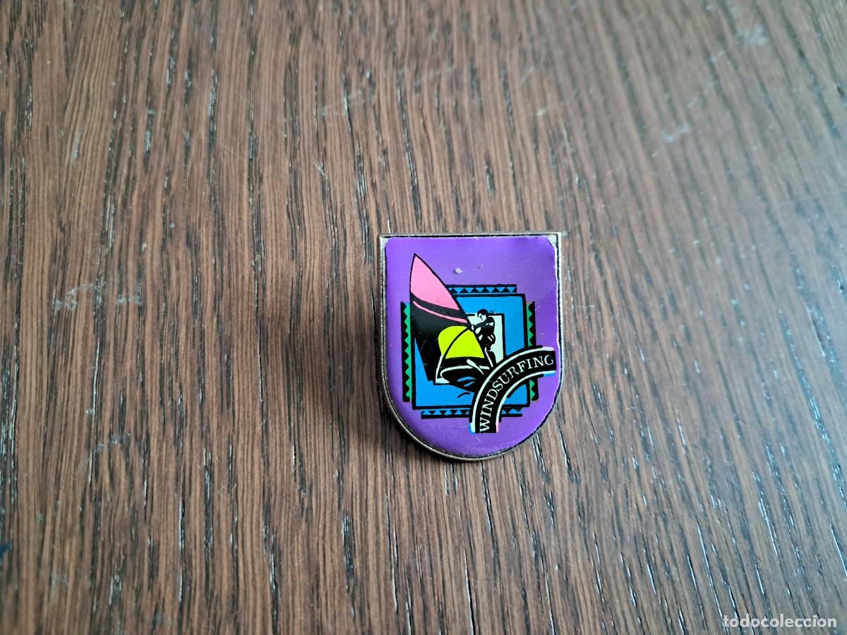 Pins de colecci&oacute;n: pin de metal, surf, windsurfing.