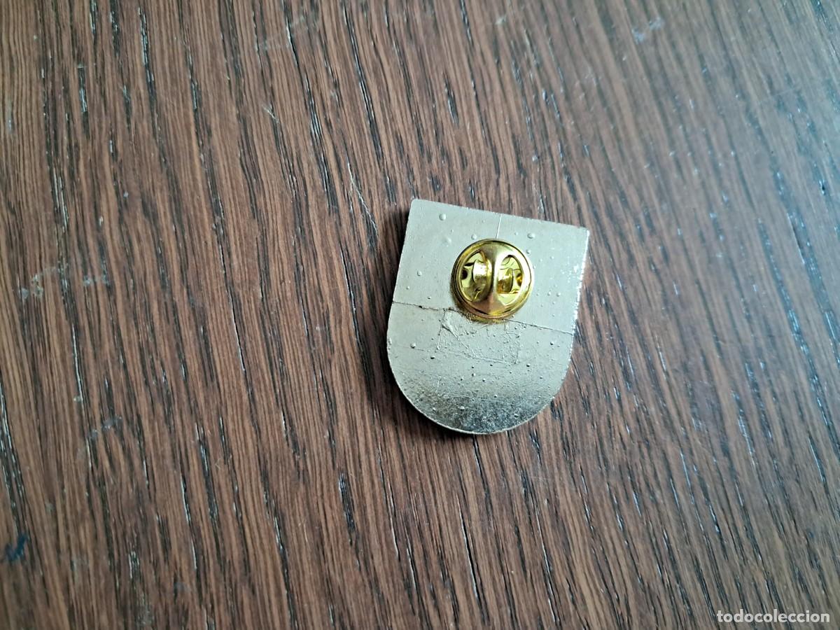 Pins de colecci&oacute;n: pin de metal, surf, windsurfing. - Foto 2