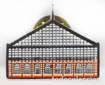 Pins de colecci&oacute;n: PIN METALICO SOLAPA FACHADA ESTACION DELICIAS DE MADRID MUSEO FERROCARRIL 2,5 X 2 CM