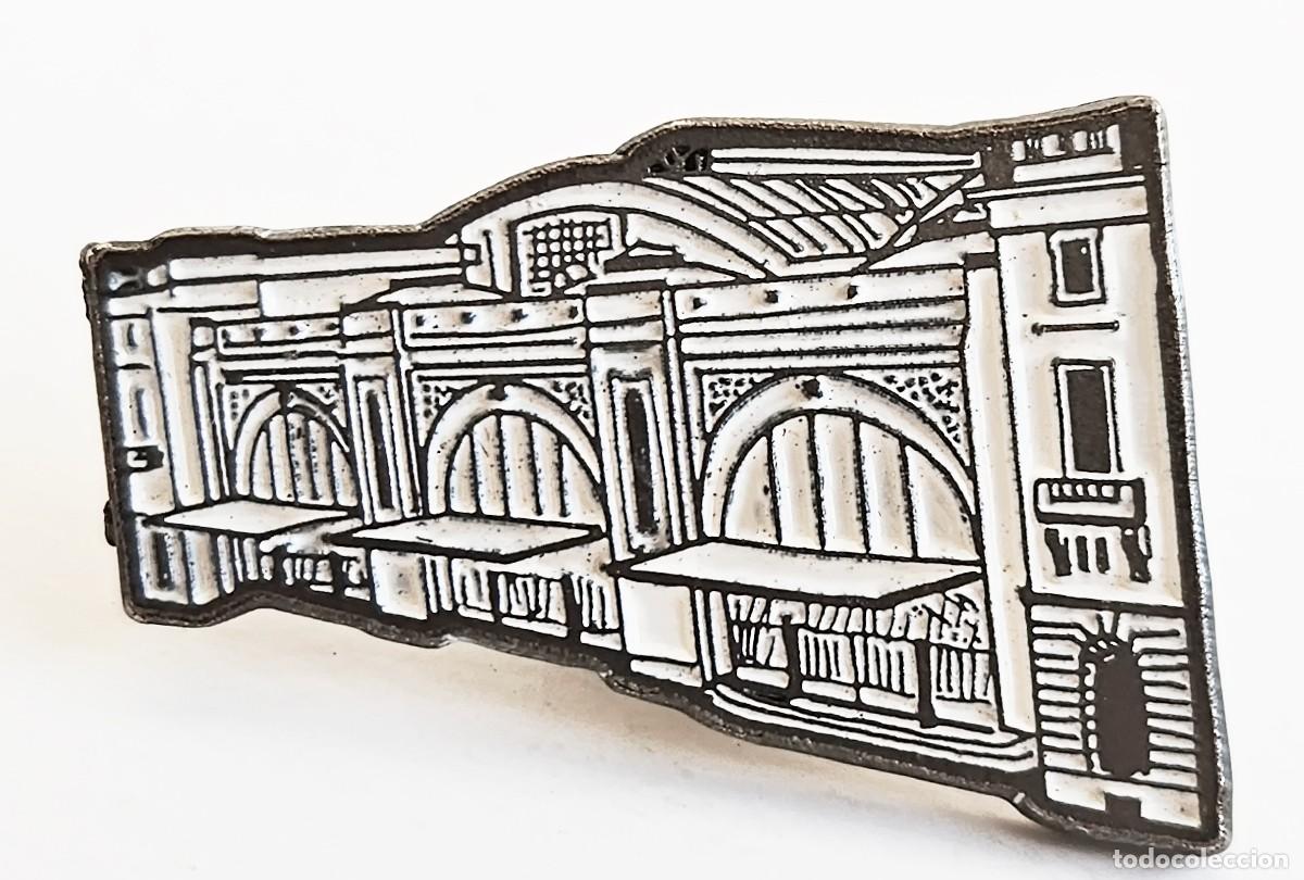 Pins de colecci&oacute;n: PIN METALICO SOLAPA FACHADA ESTACION DE ABANDO EN BILBAO RENFE 3 X 2,3 CM