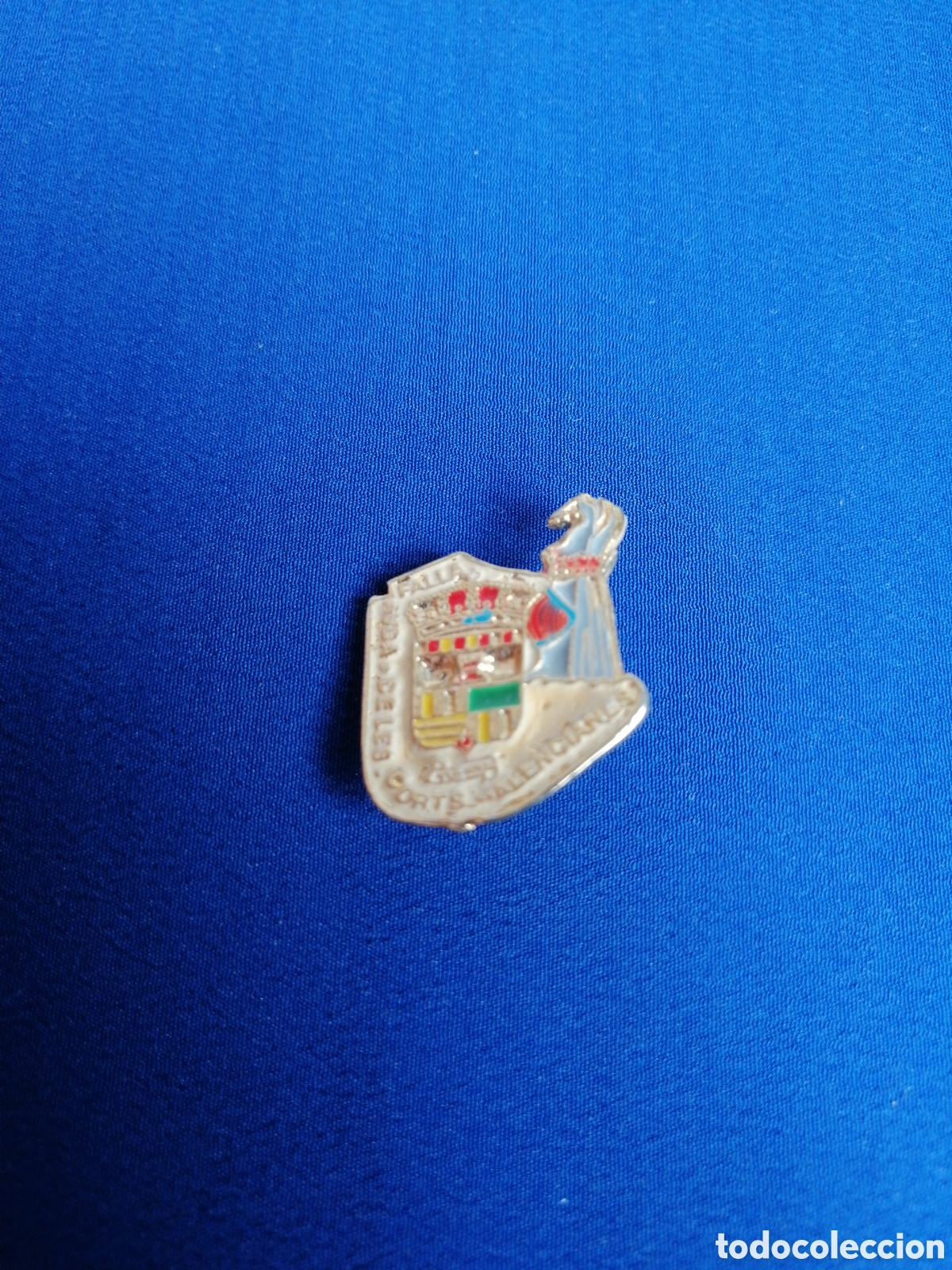 Pin's de collection: FALLA AVENIDA DE LES CORTES VALENCIANES (TURIS) VALENCIA INSIGNIA DE ALFIER