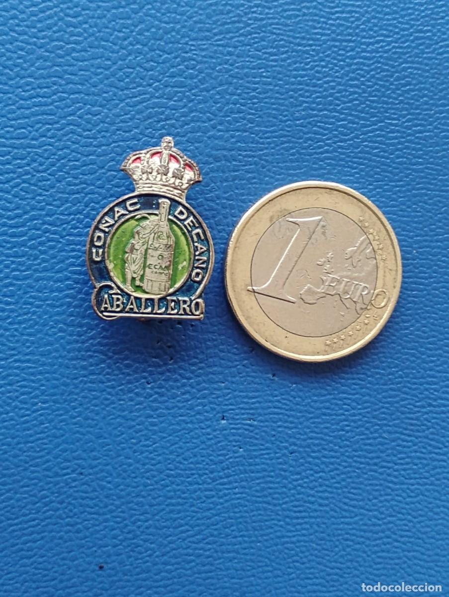 Pin's de collection: ANTIGUA INSIGNIA/PIN DE OJAL - CO&Ntilde;AC DECANO CABALLERO
