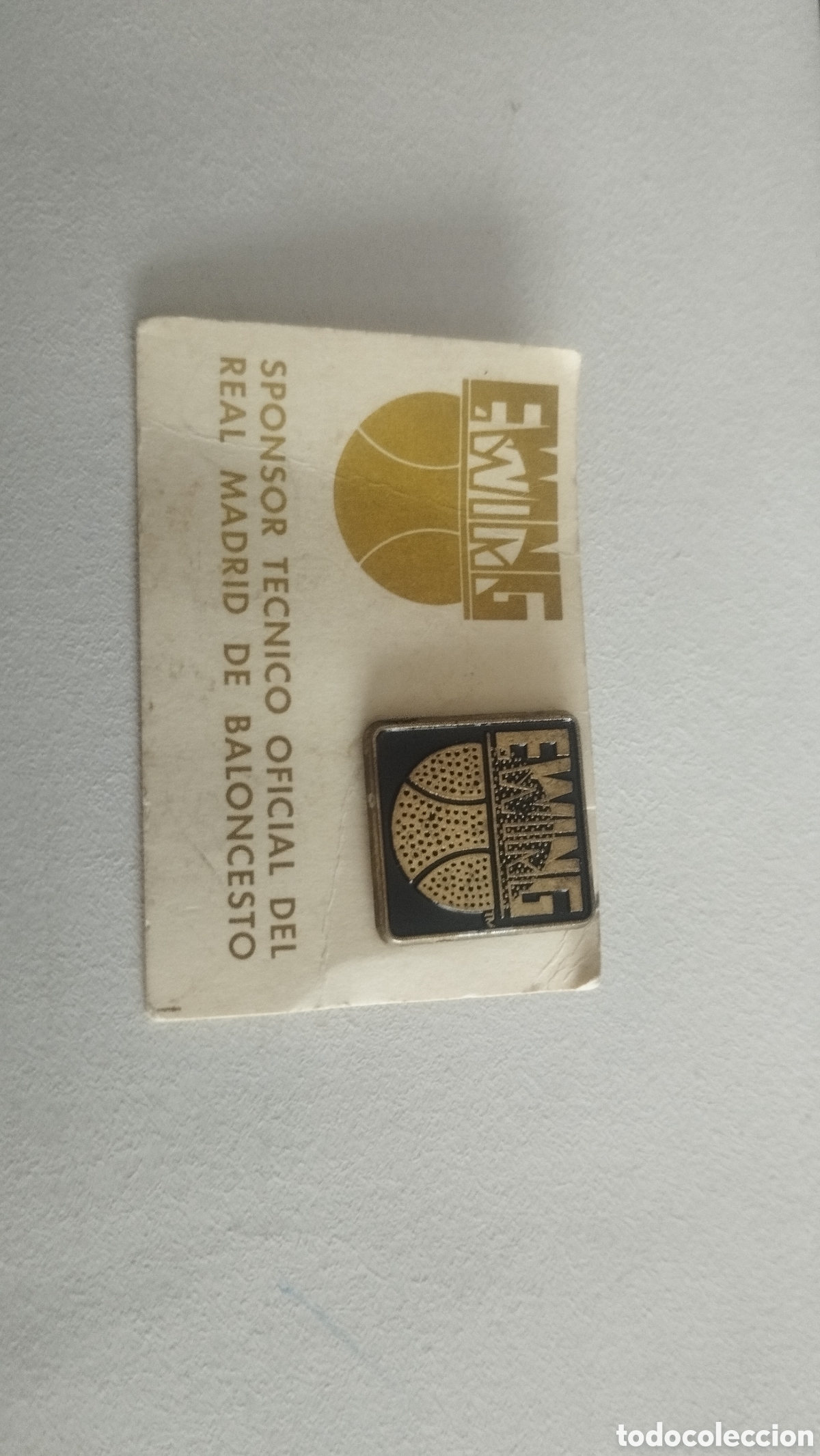 Pins de colecci&oacute;n: Pin Ewing oficial real Madrid de baloncesto