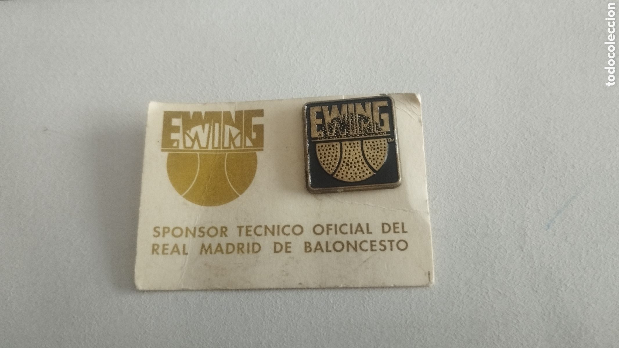 Pins de colecci&oacute;n: Pin Ewing oficial real Madrid de baloncesto 1993