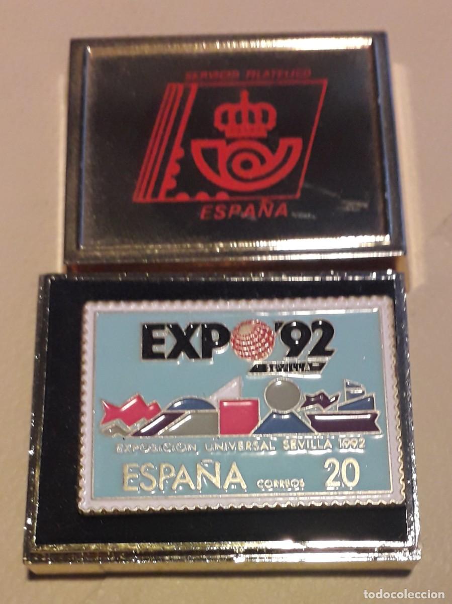 Sammlung von Pins: Varios Correos. Exposici&oacute;n Universal Sevilla 1992. Pin, pliegos motivos y sello conmemorativo.