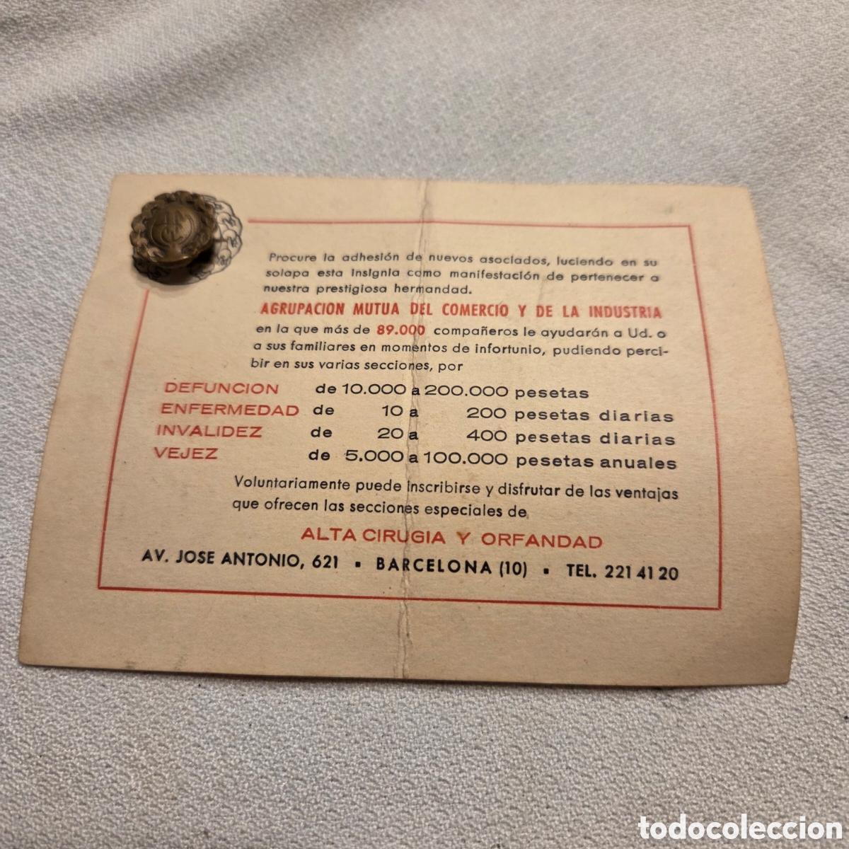 Pins de colecci&oacute;n: Pin Insignia ANTIGUO Agrupaci&oacute;n mutua del comercio y de la Industria BARCELONA 1952