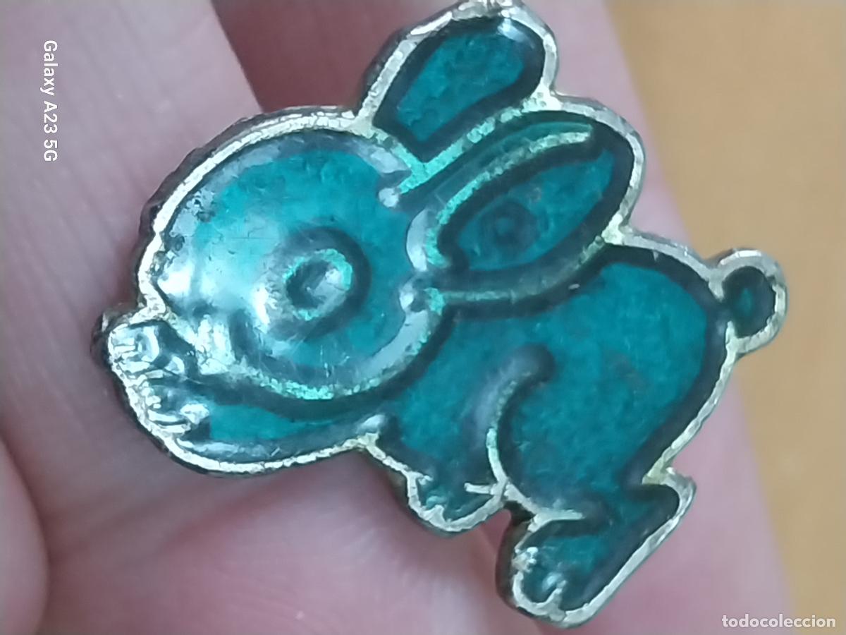 Pins de colecci&oacute;n: CONEJO PIN PINCHO ESMALTE VERDE TRASPARENTE 2.5CMS ALTO VINTAGE