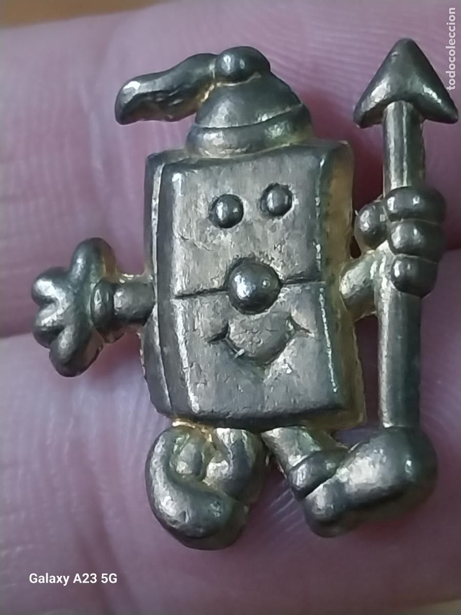 Pins de colecci&oacute;n: DOMINO FICHA SOLDADO LANZA METAL DORADO PIN PINCHO ORIGINAL 2.47CMS VINTAGE