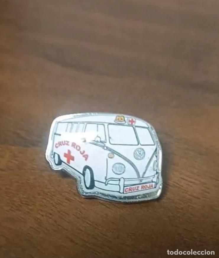 Pin's de collection: Pin de ambulancia cruz roja