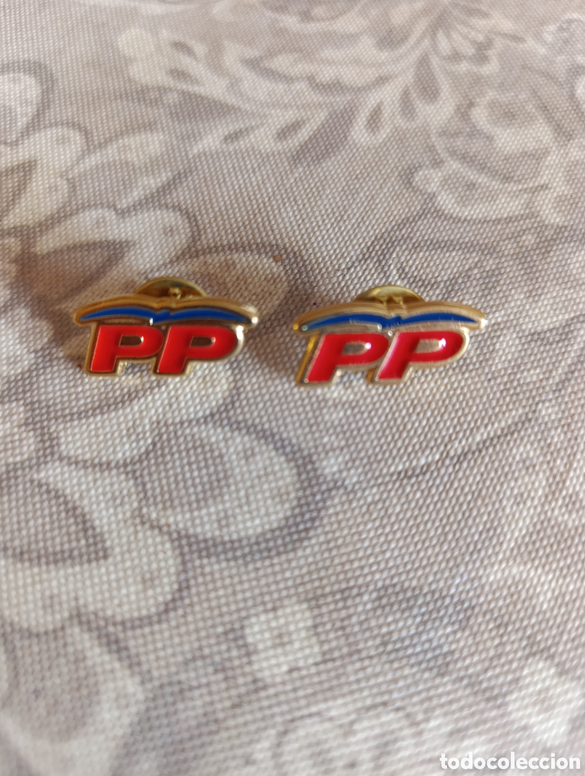 Pins de colecci&oacute;n: Pin partido populad, dos unidades