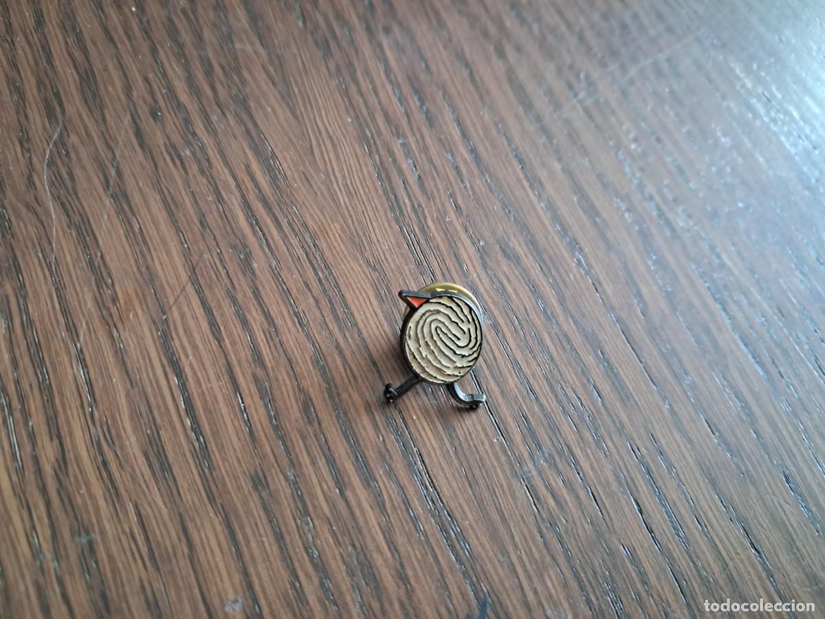Pins de colecci&oacute;n: pin de metal, figura similar a pollo.
