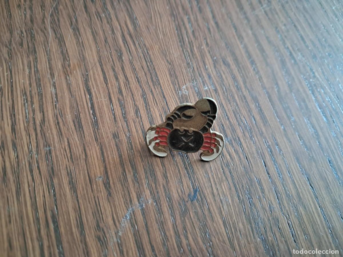 Pins de colecci&oacute;n: pin de metal, cangrejo.