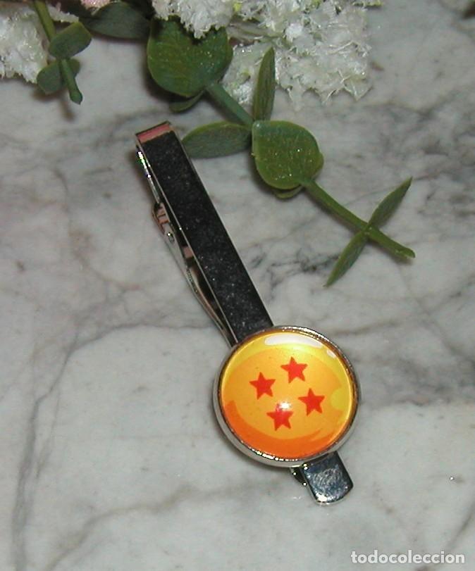 Pins de colecci&oacute;n: Pisacorbatas o pinza con dise&ntilde;o Bola de Drag&oacute;n de 4 estrellas Drag&oacute;n ball con cabuj&oacute;n acabado metal