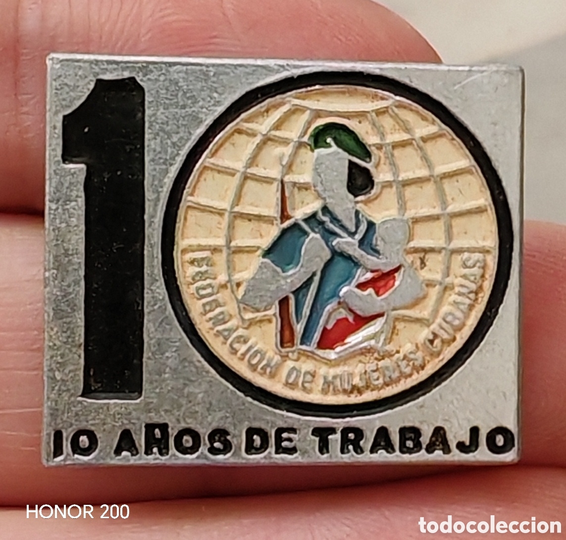 Pins de colecci&oacute;n: Pins Insignia - F M.C. 10 Aniversario Federaci&oacute;n de Mujeres Cubanas - Cuba 1970