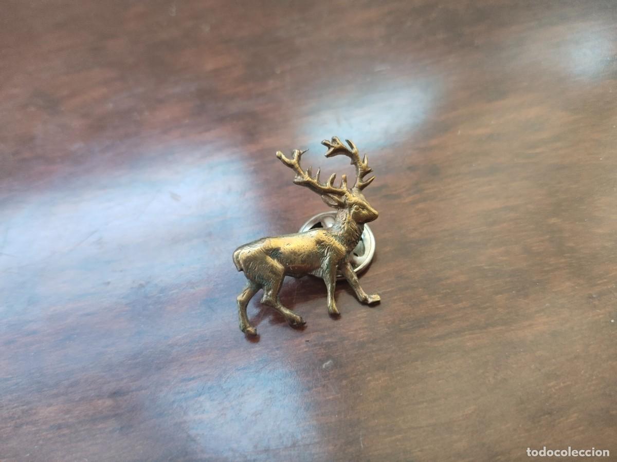 Collection pins: Antiguo pin de Ciervo, Venado. Caza.