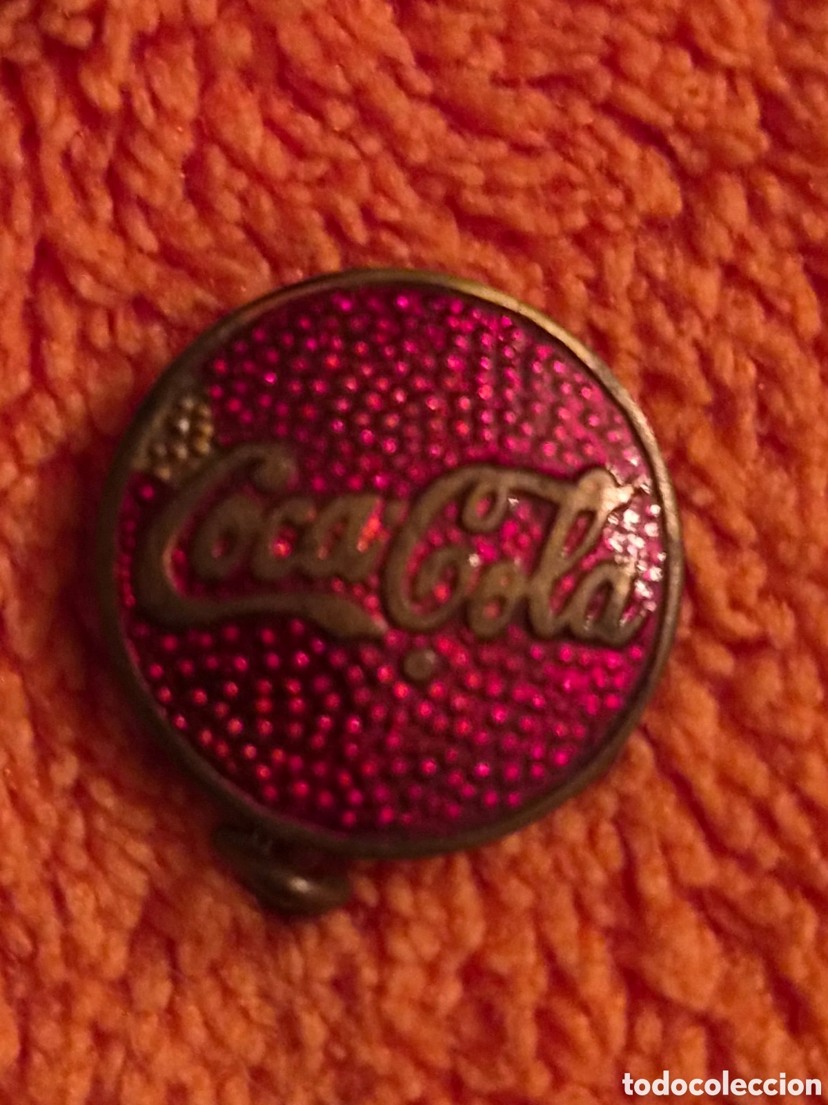 Pins de colecci&oacute;n: Antiguo Pin / Insignia de Solapa Coca-Cola &ndash; Esmalte Grani&eacute; / Texturizado Rojo y Bronce &ndash; Raro