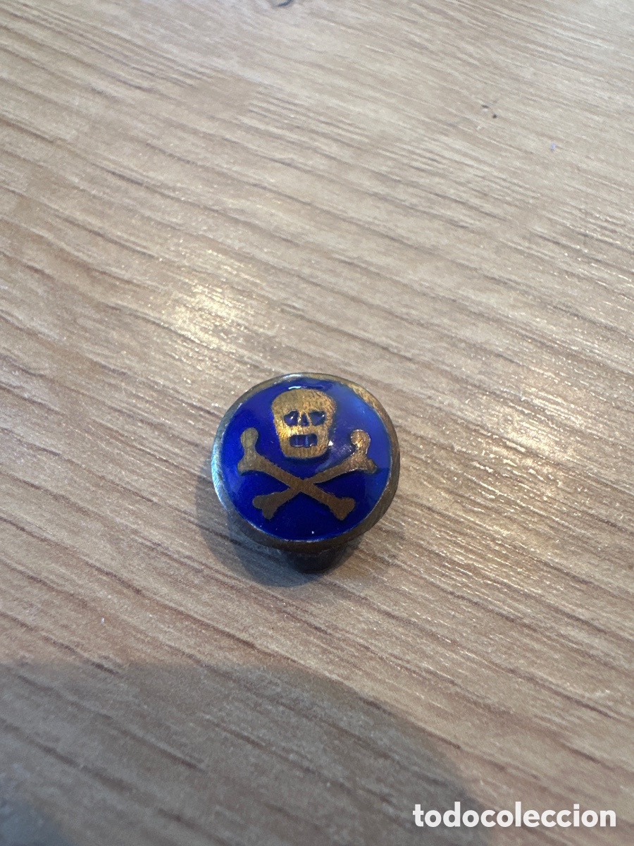 Pins de colecci&oacute;n: Pin de solapa vintage calavera con tibias cruzadas. Esmalte azul.