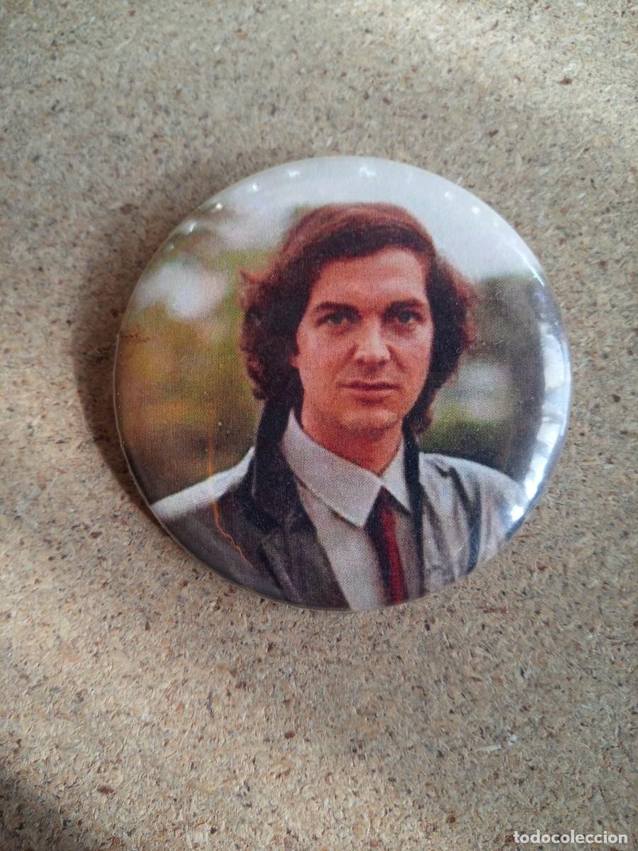 Pins de colecci&oacute;n: Pin de chapa/bot&oacute;n con imperdible/alfiler/aguja/broche. Camilo Sesto/sexto