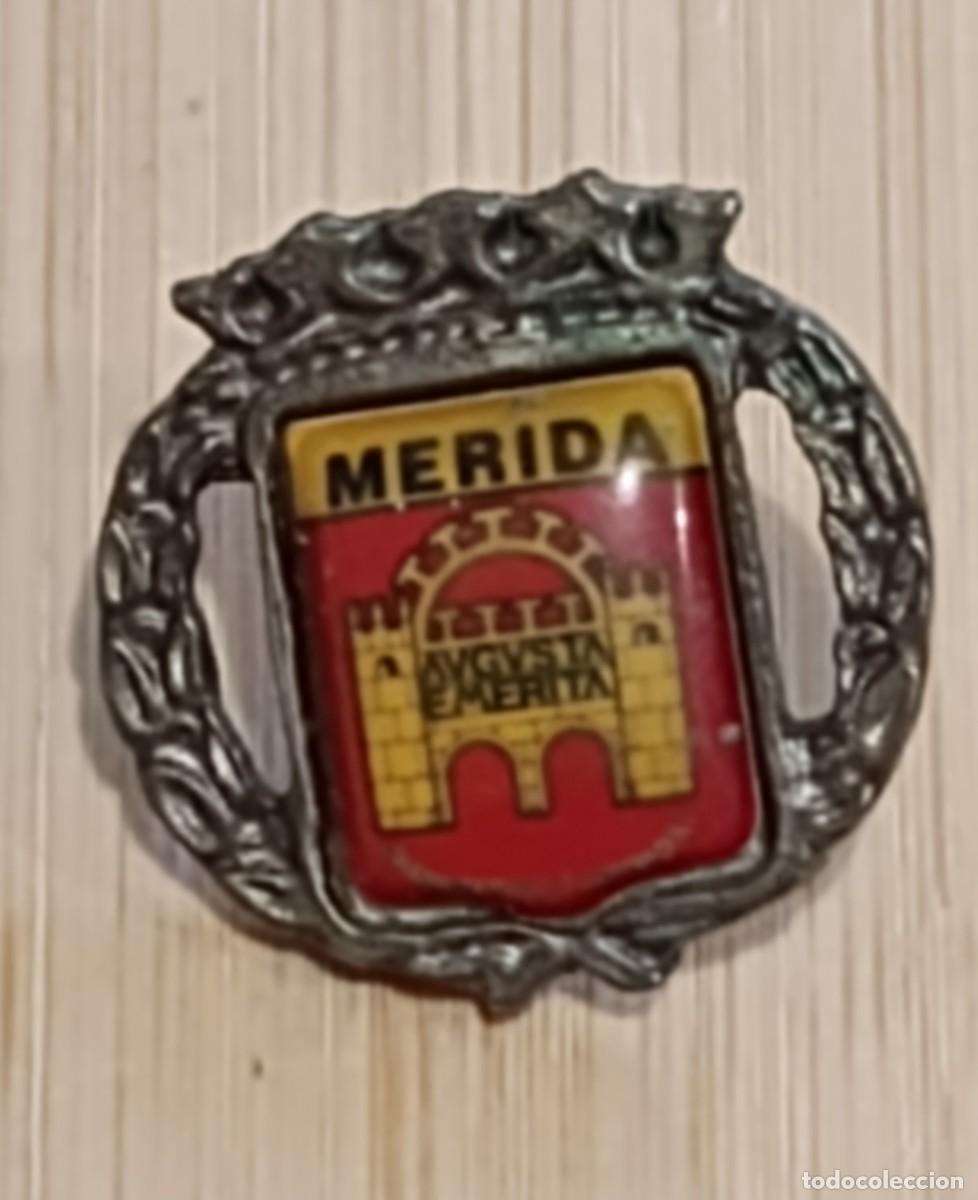 Collection pins: Pin Escudo de M&eacute;rida Augusta Emerita Souvenir en Zamak y Resina Epoxi