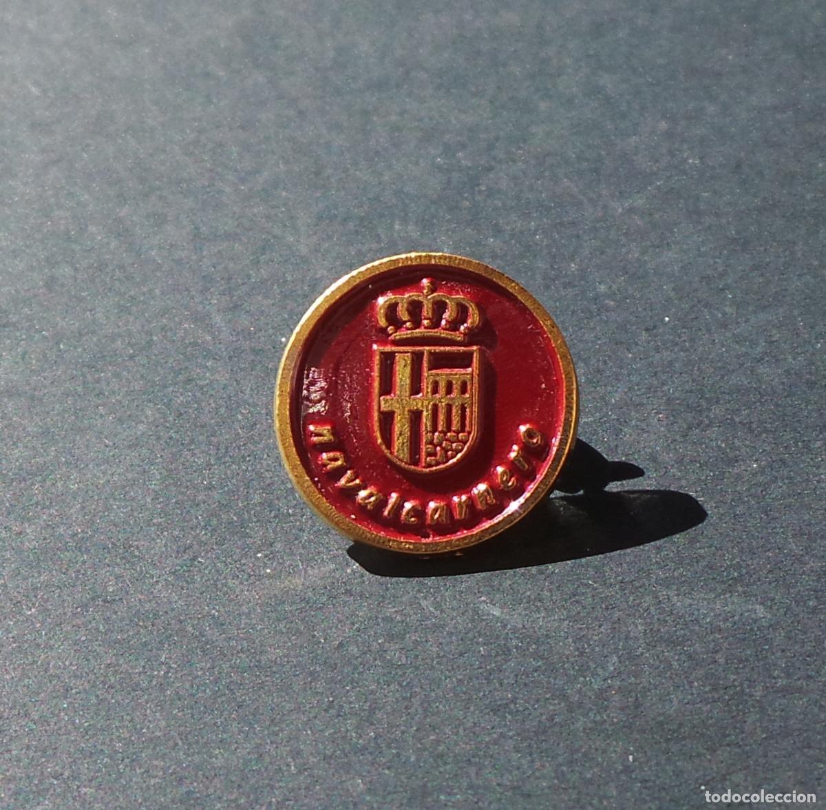 Collection pins: PIN CIRCULAR DE COLECCI&Oacute;N CON EL ESCUDO HER&Aacute;LDICO DE LA VILLA DE NAVALCARNERO, MADRID.