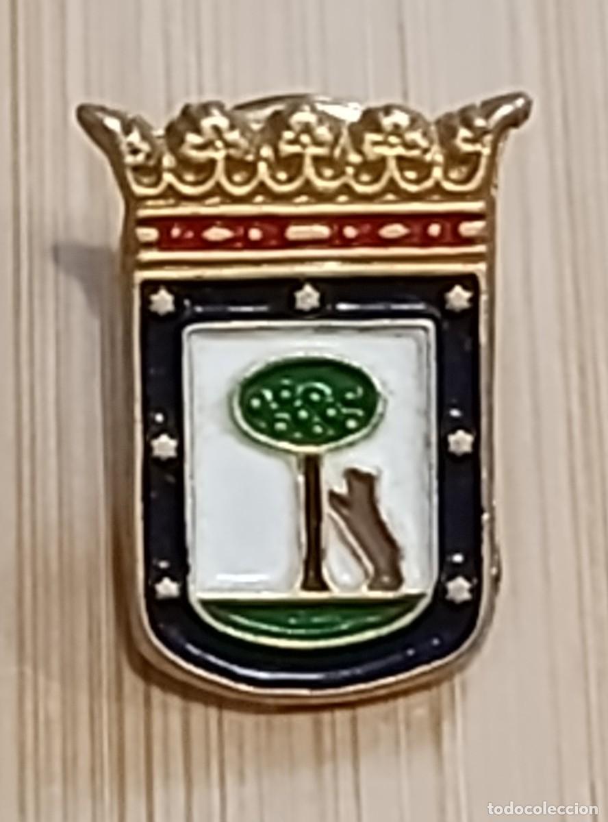 Pin's de collection: Pin Escudo de Madrid Oso y Madro&ntilde;o Esmaltado Dorado