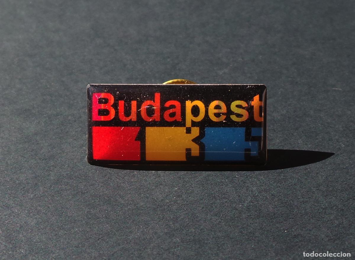 Pin's de collection: PIN DE SOLAPA VINTAGE BUDAPEST. HUNGR&Iacute;A. DISE&Ntilde;O GR&Aacute;FICO A&Ntilde;OS 70-80