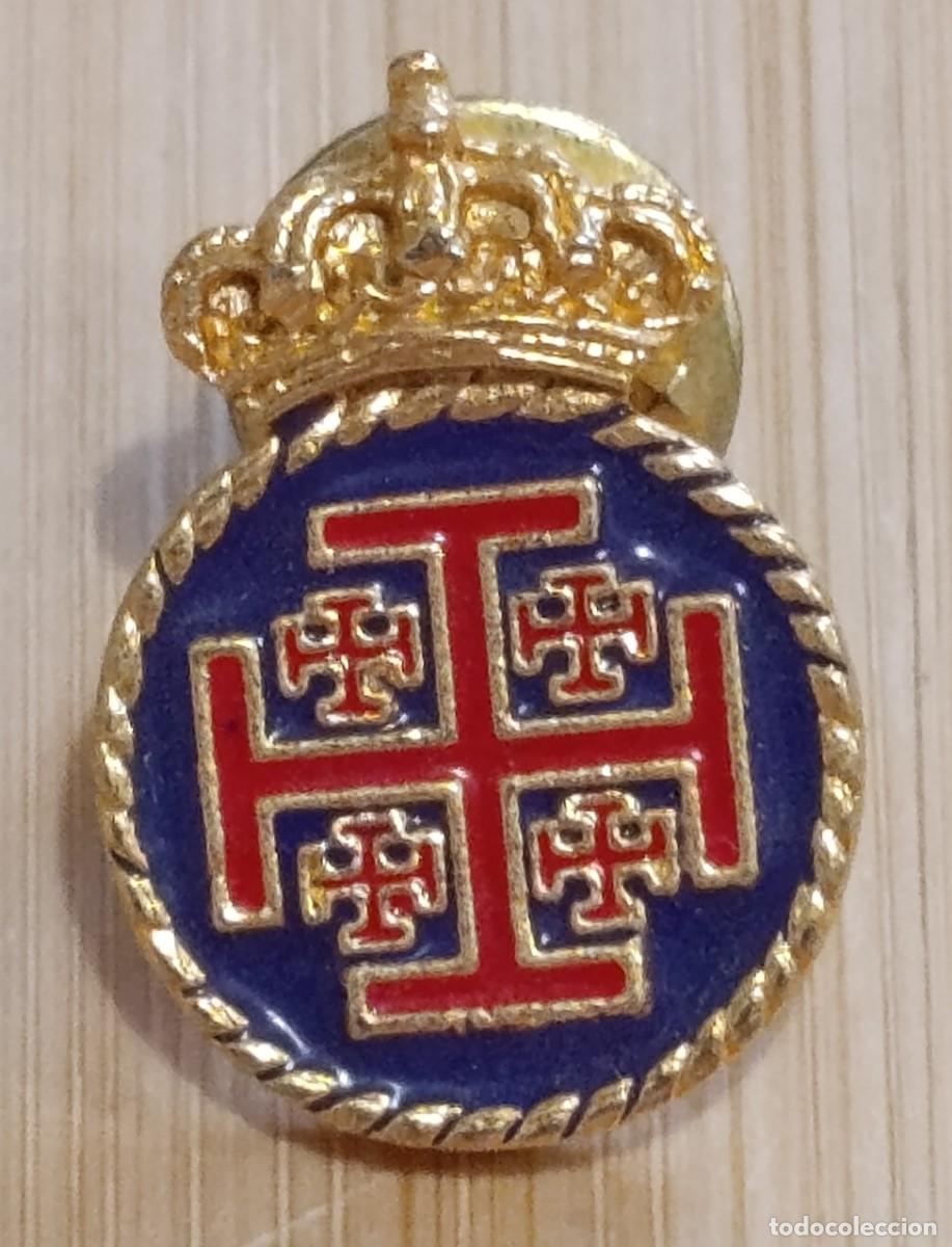 Pin's de collection: Pin Insignia Cruz de Jerusal&eacute;n Cruz de las Cruzadas Esmalte Azul y Rojo (Dorado)