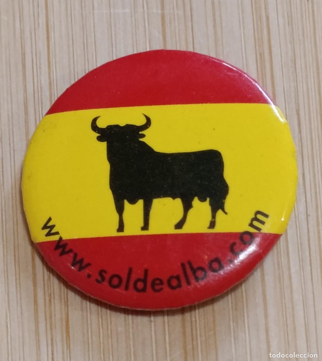 Sammlung von Pins: Chapa Publicitaria Sol de Alba Bandera de Espa&ntilde;a con Toro de Osborne (Peligros, Granada)