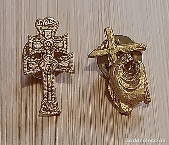 Sammlung von Pins: Lote 2 Pines Religiosos Vintage Cruz de Doble Brazo Caravaca Representaci&oacute;n Sculptural de La Piedad