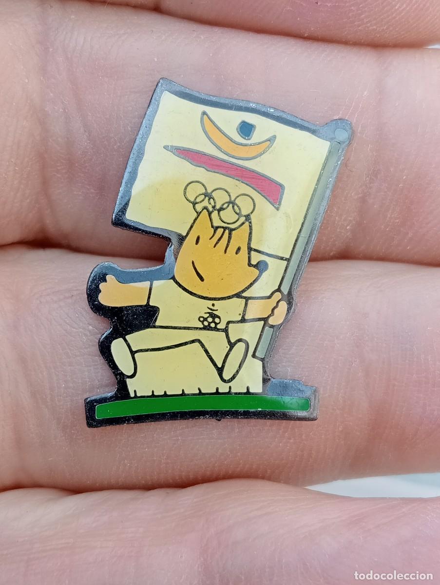 Pins de colecci&oacute;n: PINS MASCOTA OLIMPICA COBI CON BANDERA OLIMPIADAS BARCELONA 92INSIGNIA