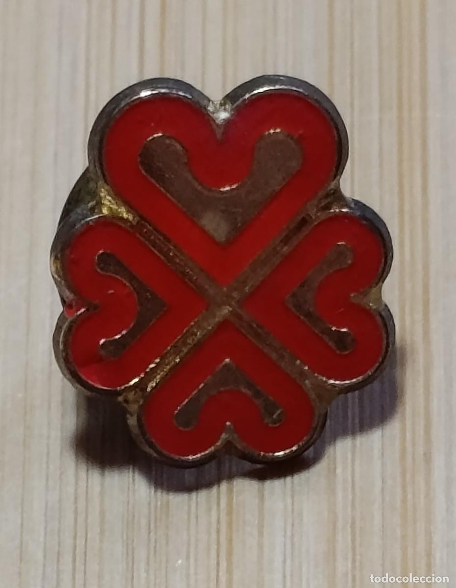 Pin's de collection: Insignia Pin Vintage C&aacute;ritas Logotipo Cuatro Corazones (Metal Esmaltado)