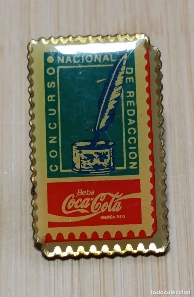 Pins e Spille di collezione: Pin Vintage Coca-Cola Concurso Nacional de Redacci&oacute;n (Forma de Sello)