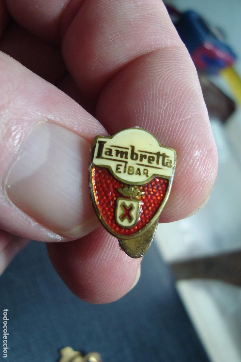Pins de colecci&oacute;n: ANTIGUO PIN SOLAPA MOTO LAMBRETTA EIBAR. METAL ESMALTADO.